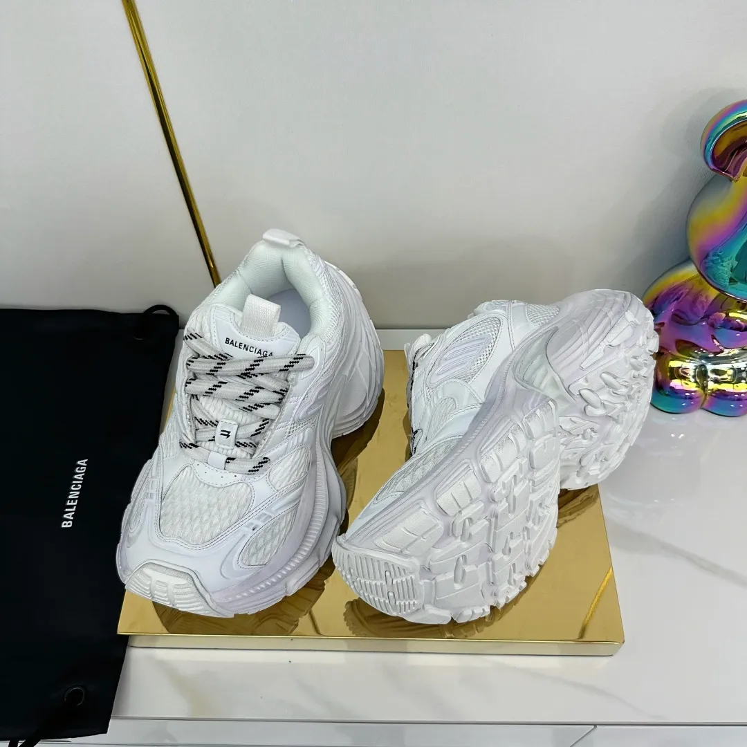 👟👟Ex-factory price 680👟👟 Balenciaga Balenciaga CARGO 6XL Sneakers Round-toe lace-up Low-cut lifestyle mesh lace-up Low-cut catwalk retro Balenciaga is always at the forefront of fashion. This model has huge size and eye-catching design. It is in line with the current "" trend. It uses an all-black color scheme to create a low-key yet gorgeous effect. The 6XL size makes it a conspicuous presence in the market. Suitable for people who pursue individuality. The products released this time once again reflect their innovation capabilities. They are made of microfiber and mesh. Its avant-garde design, exaggerated volume and reflective details give it a special silhouette. It is made of mesh material, which brings good foot feel, comfortable and breathable. The appearance still adopts the classic shape. The shoe body is fashionable and easy to wear. Item No.: 815859 W2MV2 1012 Size: 35-46